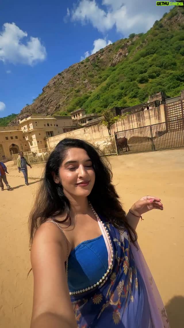 Simar Rajput - 4.6K Likes - Galta Ji Temple, also known as the Monkey Temple, is one of the most famous pilgrimage sites near Jaipur, Rajasthan. 🛕✨

Here’s a quick guide for you:

📍 Location
	•	Around 10 km from Jaipur city, nestled in the Aravalli Hills.
.
.
.
#jaipurcity #jaipur #galtaji #jaipurdairies #simarrajput