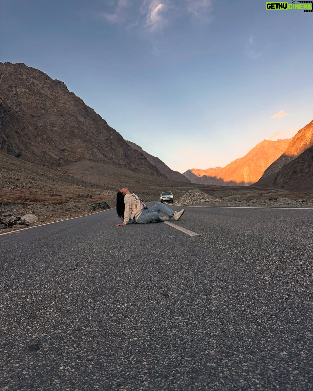 Simar Rajput - 4.3K Likes - Chalein phr?
.
.
.
📍shinkula top- Gateway to Zanskar valley
.
.
.
#shinkulpass #shinkula #simarrajput #offbeattravel #himalayanroads #mountainpass #adventureawaits #roadtripindia #himachalpradesh #zanskarvalley #manalilehhighway #travelindia #incredibleindia #naturelovers #mountainlife #travelgram #wanderlust #travelphotography #adventuretime #mountainadventures #roadtripdiaries #travelreels #reelstrending