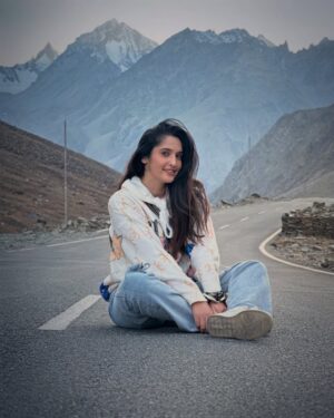 Simar Rajput Instagram - Chalein phr?
.
.
.
📍shinkula top- Gateway to Zanskar valley
.
.
.
#shinkulpass #shinkula #simarrajput #offbeattravel #himalayanroads #mountainpass #adventureawaits #roadtripindia #himachalpradesh #zanskarvalley #manalilehhighway #travelindia #incredibleindia #naturelovers #mountainlife #travelgram #wanderlust #travelphotography #adventuretime #mountainadventures #roadtripdiaries #travelreels #reelstrending