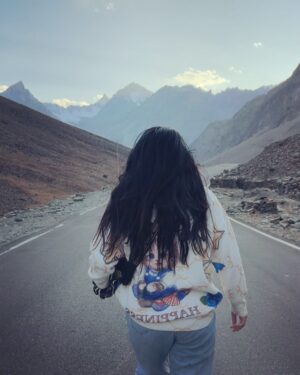 Simar Rajput Instagram - Chalein phr?
.
.
.
📍shinkula top- Gateway to Zanskar valley
.
.
.
#shinkulpass #shinkula #simarrajput #offbeattravel #himalayanroads #mountainpass #adventureawaits #roadtripindia #himachalpradesh #zanskarvalley #manalilehhighway #travelindia #incredibleindia #naturelovers #mountainlife #travelgram #wanderlust #travelphotography #adventuretime #mountainadventures #roadtripdiaries #travelreels #reelstrending