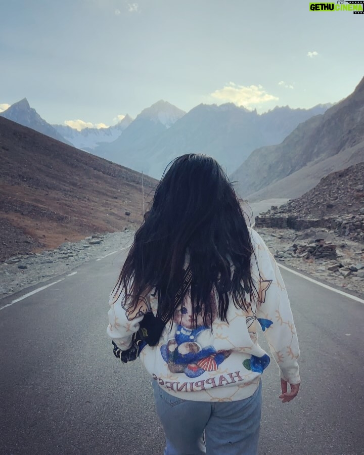 Simar Rajput - 4.3K Likes - Chalein phr?
.
.
.
📍shinkula top- Gateway to Zanskar valley
.
.
.
#shinkulpass #shinkula #simarrajput #offbeattravel #himalayanroads #mountainpass #adventureawaits #roadtripindia #himachalpradesh #zanskarvalley #manalilehhighway #travelindia #incredibleindia #naturelovers #mountainlife #travelgram #wanderlust #travelphotography #adventuretime #mountainadventures #roadtripdiaries #travelreels #reelstrending