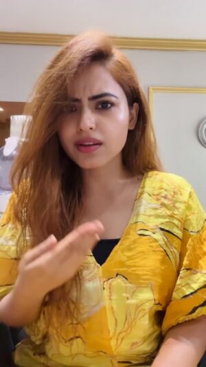 Simi Chahal Instagram - 8th successful week for CHAL MERA PUTT 4 started in Cinemas overseas 🥰 

Dhanwaad ji ehne pyaar layi🙏🏼♥️

Hair Transformation by @tressloungeofficial 💟