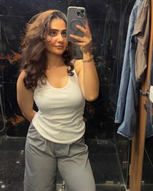 Simmy Goraya Instagram - In between shots ✨
.
What would you like to see next on Instagram?
