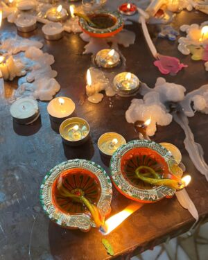 Simmy Goraya Instagram - HAPPY DIWALIIII & BANDI CHORD DIWAS SAAREYAN NUUUUU✨🪔🪔.🤗