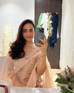 Simmy Goraya Instagram - In between shots ✨
.
What would you like to see next on Instagram?