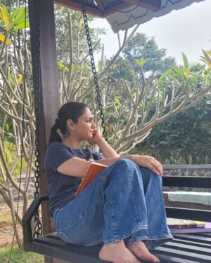 Simmy Goraya Instagram - In between shots ✨
.
What would you like to see next on Instagram?
