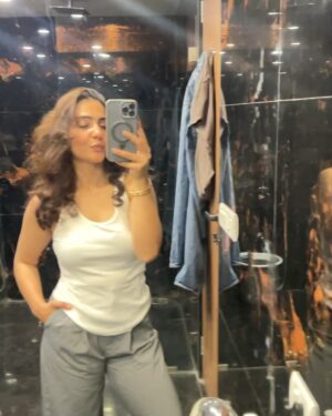 Simmy Goraya Instagram - In between shots ✨
.
What would you like to see next on Instagram?