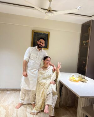 Simmy Goraya Instagram - HAPPY DIWALIIII & BANDI CHORD DIWAS SAAREYAN NUUUUU✨🪔🪔.🤗