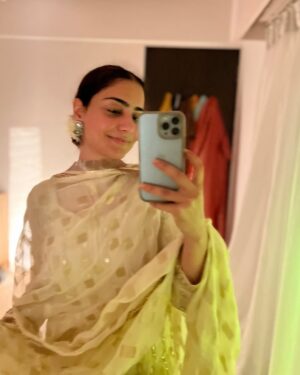 Simmy Goraya Instagram - HAPPY DIWALIIII & BANDI CHORD DIWAS SAAREYAN NUUUUU✨🪔🪔.🤗