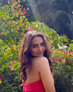 Simmy Goraya Instagram - In between shots ✨
.
What would you like to see next on Instagram?