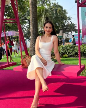 Simmy Goraya Instagram - Harsher the sun, better the pictures 🥺👍🏻.
.
October heat always slaps.
.
Outfit : @newme.asia .
Bag: @coach .
📸: @praveen0202