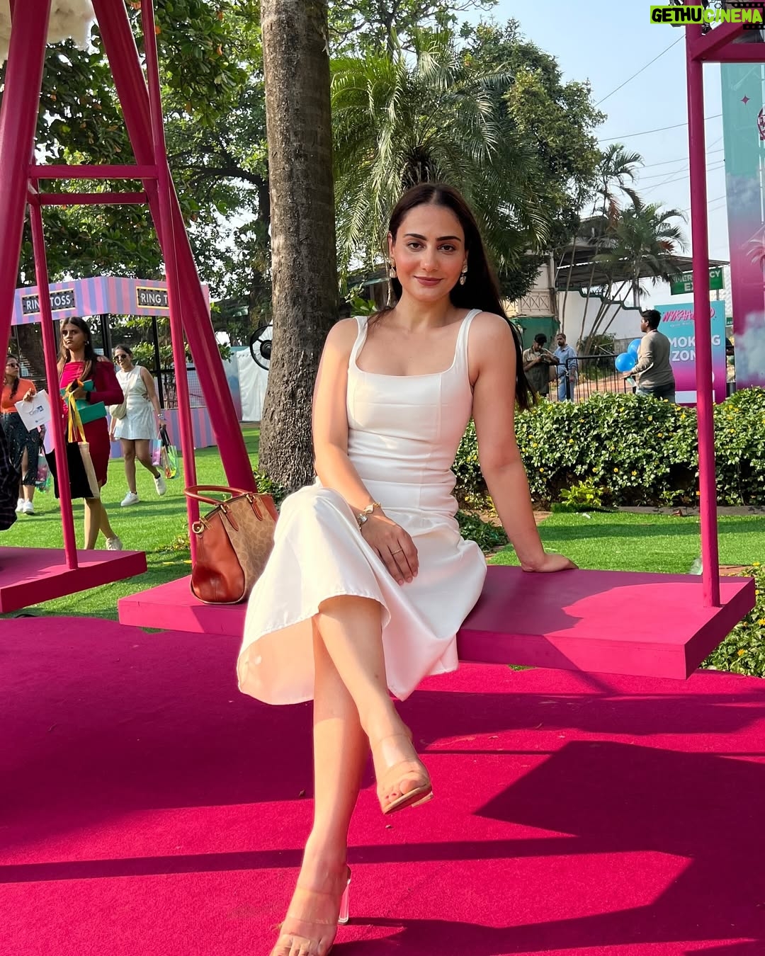 Simmy Goraya - 10K Likes - Harsher the sun, better the pictures 🥺👍🏻.
.
October heat always slaps.
.
Outfit : @newme.asia .
Bag: @coach .
📸: @praveen0202