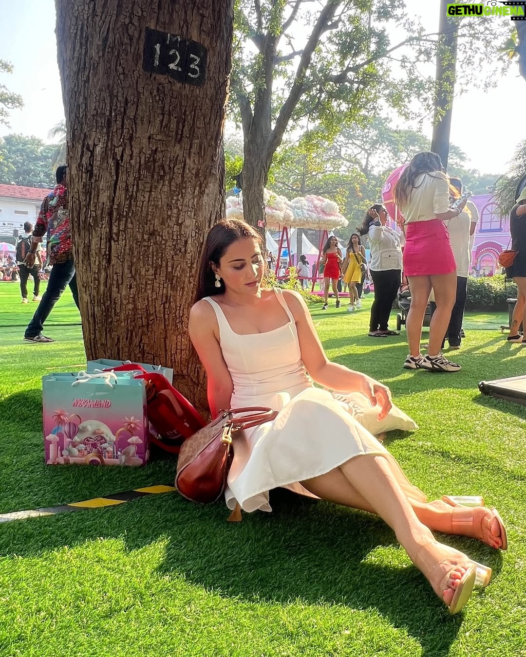 Simmy Goraya - 10K Likes - Harsher the sun, better the pictures 🥺👍🏻.
.
October heat always slaps.
.
Outfit : @newme.asia .
Bag: @coach .
📸: @praveen0202