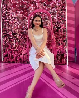 Simmy Goraya Instagram - Harsher the sun, better the pictures 🥺👍🏻.
.
October heat always slaps.
.
Outfit : @newme.asia .
Bag: @coach .
📸: @praveen0202
