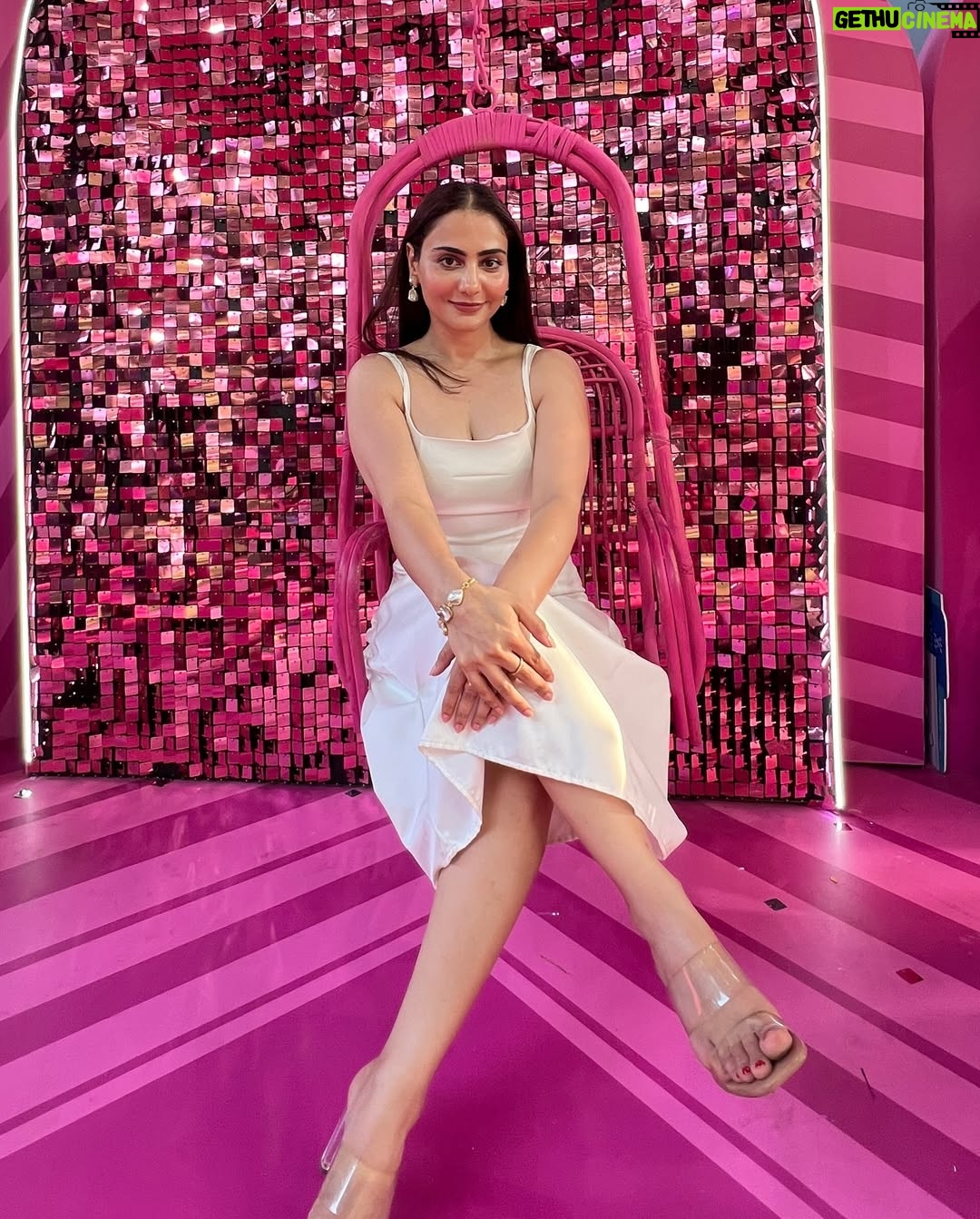 Simmy Goraya - 10K Likes - Harsher the sun, better the pictures 🥺👍🏻.
.
October heat always slaps.
.
Outfit : @newme.asia .
Bag: @coach .
📸: @praveen0202