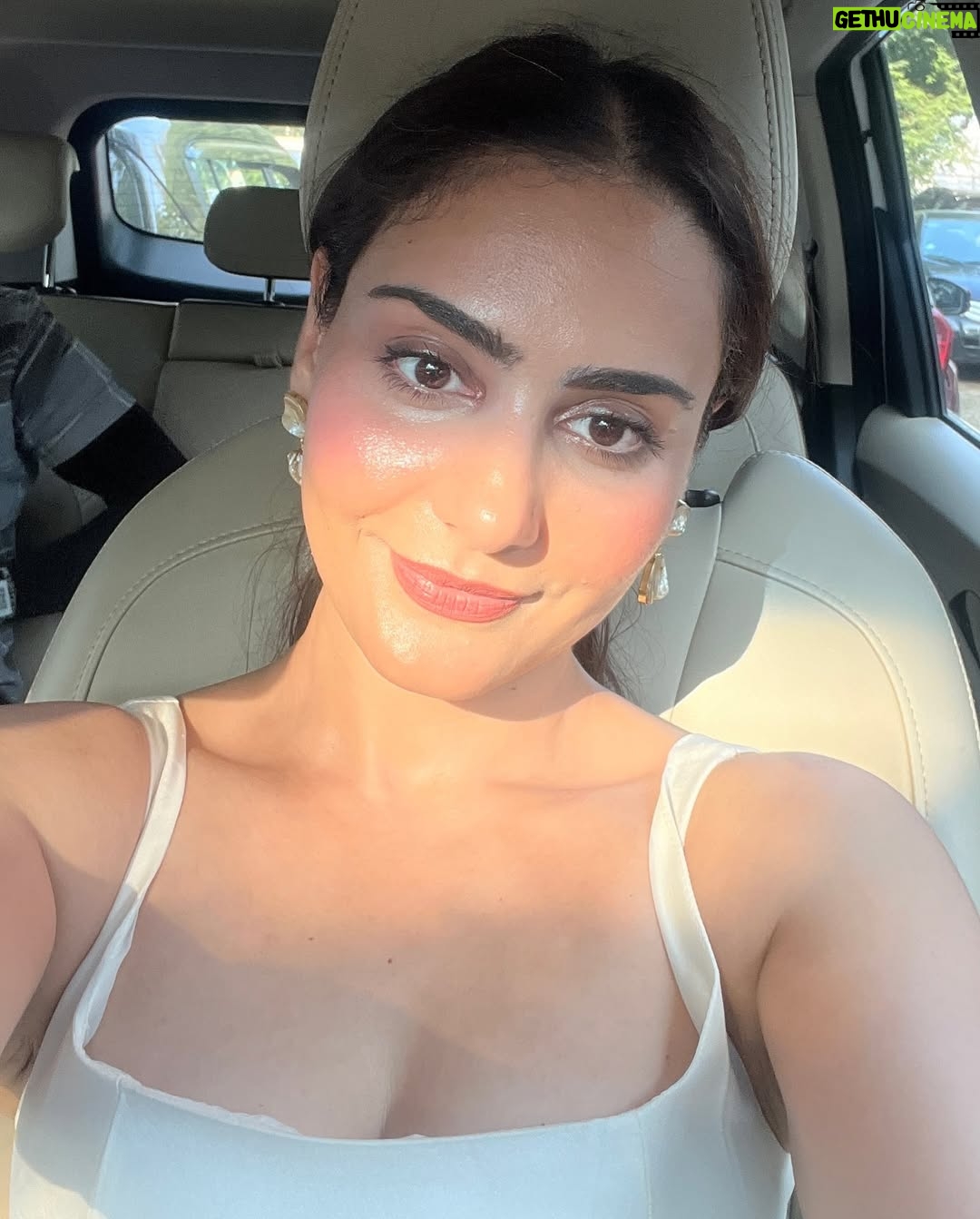 Simmy Goraya - 10K Likes - Harsher the sun, better the pictures 🥺👍🏻.
.
October heat always slaps.
.
Outfit : @newme.asia .
Bag: @coach .
📸: @praveen0202