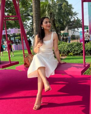 Simmy Goraya Instagram - Harsher the sun, better the pictures 🥺👍🏻.
.
October heat always slaps.
.
Outfit : @newme.asia .
Bag: @coach .
📸: @praveen0202