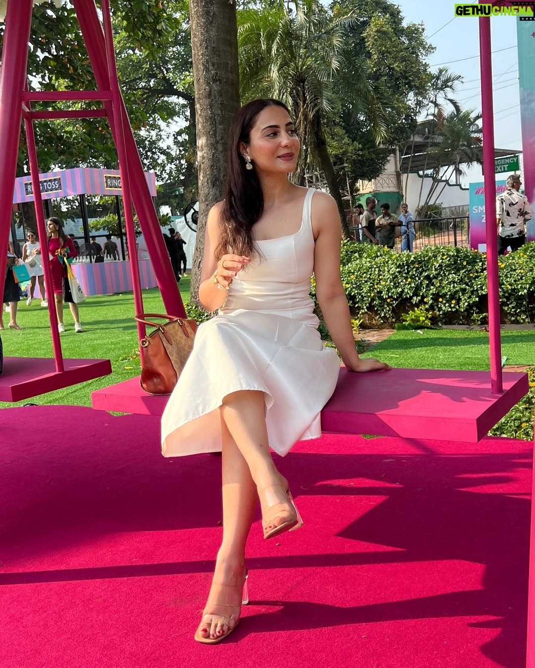 Simmy Goraya - 10K Likes - Harsher the sun, better the pictures 🥺👍🏻.
.
October heat always slaps.
.
Outfit : @newme.asia .
Bag: @coach .
📸: @praveen0202