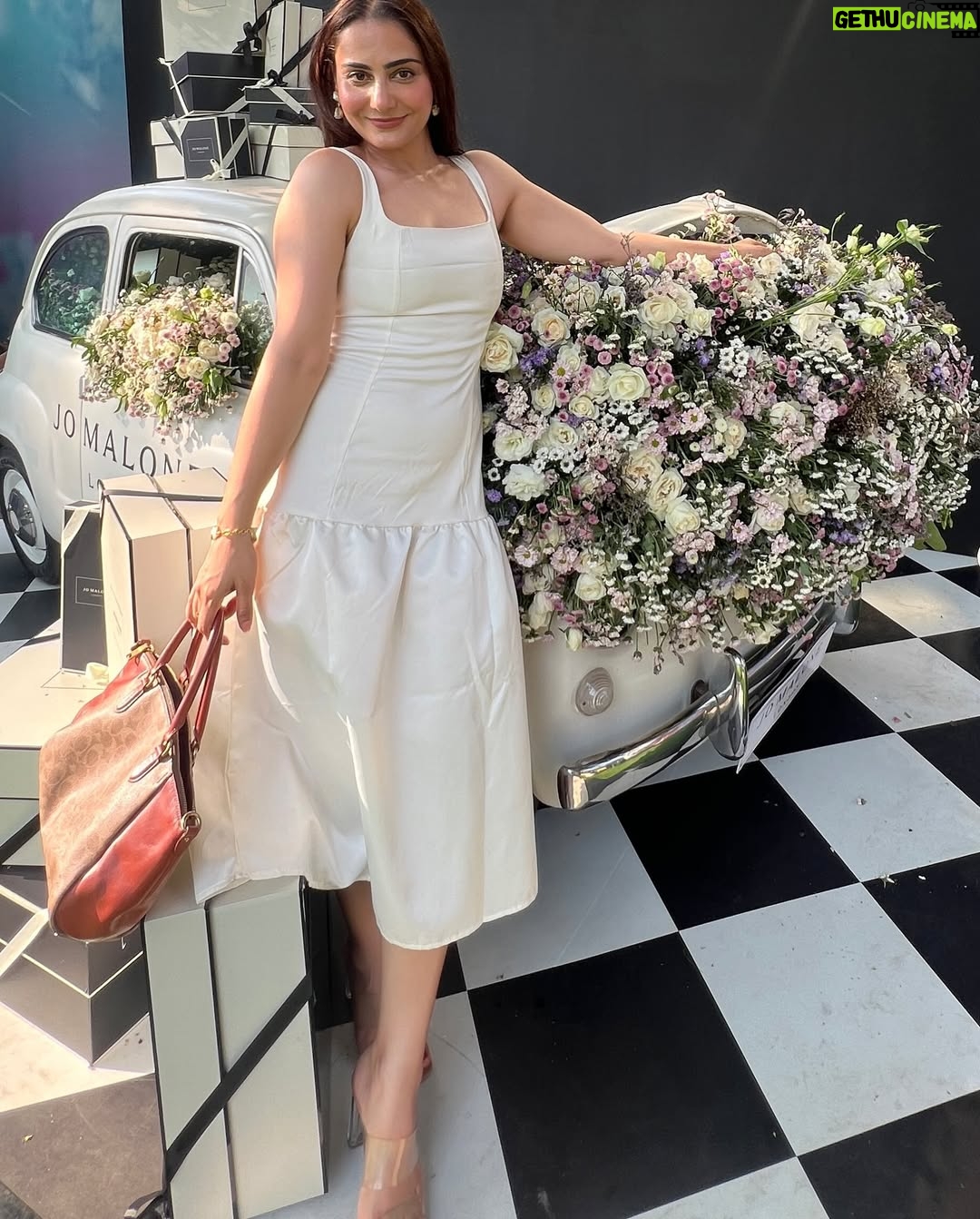 Simmy Goraya - 10K Likes - Harsher the sun, better the pictures 🥺👍🏻.
.
October heat always slaps.
.
Outfit : @newme.asia .
Bag: @coach .
📸: @praveen0202