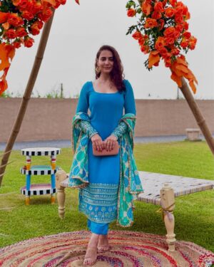 Simmy Goraya Instagram - The last photo is when I realised how that dupatta was supposed to be worn!
.
About yesterday when #ShiRanToDan ✨❤️.
.
Congratulations to the lovely couple @danlokhandwala @shireenabd .
.
Wearing @kadhaeeghar .
Heels : @zara.
Earrings : @jewellerybytahrimmirza
.
.
