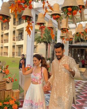 Simmy Goraya Instagram - The last photo is when I realised how that dupatta was supposed to be worn!
.
About yesterday when #ShiRanToDan ✨❤️.
.
Congratulations to the lovely couple @danlokhandwala @shireenabd .
.
Wearing @kadhaeeghar .
Heels : @zara.
Earrings : @jewellerybytahrimmirza
.
.