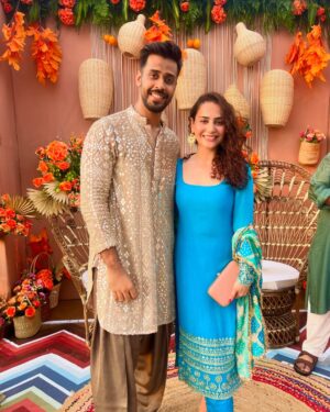 Simmy Goraya Instagram - The last photo is when I realised how that dupatta was supposed to be worn!
.
About yesterday when #ShiRanToDan ✨❤️.
.
Congratulations to the lovely couple @danlokhandwala @shireenabd .
.
Wearing @kadhaeeghar .
Heels : @zara.
Earrings : @jewellerybytahrimmirza
.
.