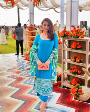 Simmy Goraya Instagram - The last photo is when I realised how that dupatta was supposed to be worn!
.
About yesterday when #ShiRanToDan ✨❤️.
.
Congratulations to the lovely couple @danlokhandwala @shireenabd .
.
Wearing @kadhaeeghar .
Heels : @zara.
Earrings : @jewellerybytahrimmirza
.
.
