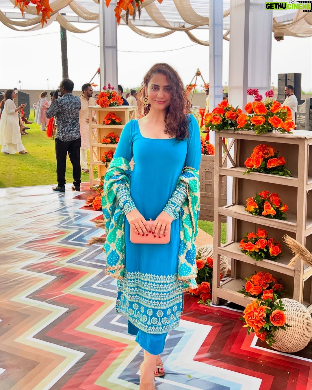 Simmy Goraya - 9K Likes - The last photo is when I realised how that dupatta was supposed to be worn!
.
About yesterday when  #ShiRanToDan ✨❤️.
.
Congratulations to the lovely couple @danlokhandwala @shireenabd .

.
Wearing @kadhaeeghar .
Heels : @zara.
Earrings : @jewellerybytahrimmirza 
.

.