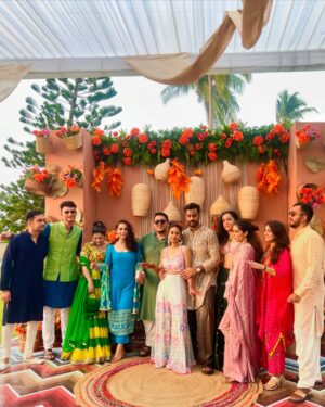 Simmy Goraya Instagram - The last photo is when I realised how that dupatta was supposed to be worn!
.
About yesterday when #ShiRanToDan ✨❤️.
.
Congratulations to the lovely couple @danlokhandwala @shireenabd .
.
Wearing @kadhaeeghar .
Heels : @zara.
Earrings : @jewellerybytahrimmirza
.
.