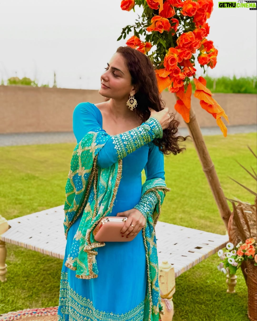 Simmy Goraya - 9K Likes - The last photo is when I realised how that dupatta was supposed to be worn!
.
About yesterday when  #ShiRanToDan ✨❤️.
.
Congratulations to the lovely couple @danlokhandwala @shireenabd .

.
Wearing @kadhaeeghar .
Heels : @zara.
Earrings : @jewellerybytahrimmirza 
.

.