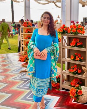 Simmy Goraya Instagram - The last photo is when I realised how that dupatta was supposed to be worn!
.
About yesterday when #ShiRanToDan ✨❤️.
.
Congratulations to the lovely couple @danlokhandwala @shireenabd .
.
Wearing @kadhaeeghar .
Heels : @zara.
Earrings : @jewellerybytahrimmirza
.
.