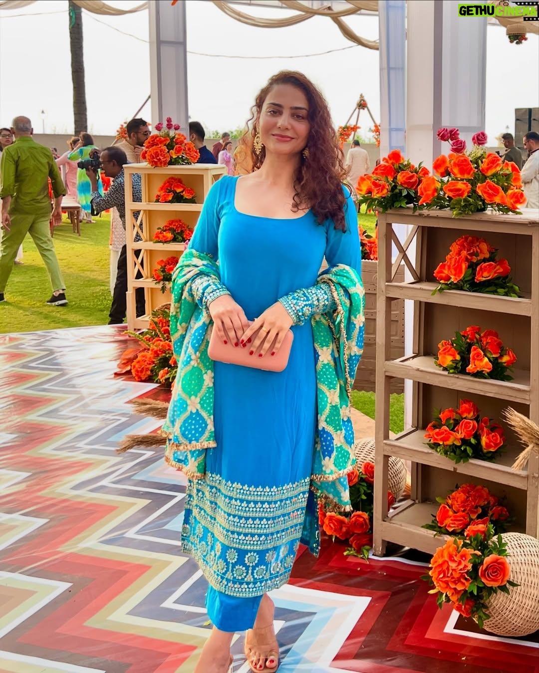 Simmy Goraya - 9K Likes - The last photo is when I realised how that dupatta was supposed to be worn!
.
About yesterday when  #ShiRanToDan ✨❤️.
.
Congratulations to the lovely couple @danlokhandwala @shireenabd .

.
Wearing @kadhaeeghar .
Heels : @zara.
Earrings : @jewellerybytahrimmirza 
.

.