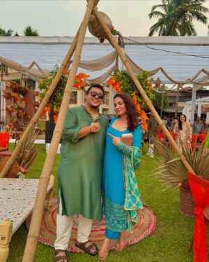 Simmy Goraya Instagram - The last photo is when I realised how that dupatta was supposed to be worn!
.
About yesterday when #ShiRanToDan ✨❤️.
.
Congratulations to the lovely couple @danlokhandwala @shireenabd .
.
Wearing @kadhaeeghar .
Heels : @zara.
Earrings : @jewellerybytahrimmirza
.
.