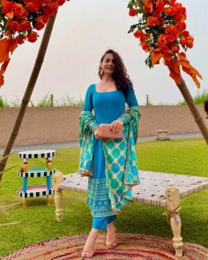 Simmy Goraya Instagram - The last photo is when I realised how that dupatta was supposed to be worn!
.
About yesterday when #ShiRanToDan ✨❤️.
.
Congratulations to the lovely couple @danlokhandwala @shireenabd .
.
Wearing @kadhaeeghar .
Heels : @zara.
Earrings : @jewellerybytahrimmirza
.
.