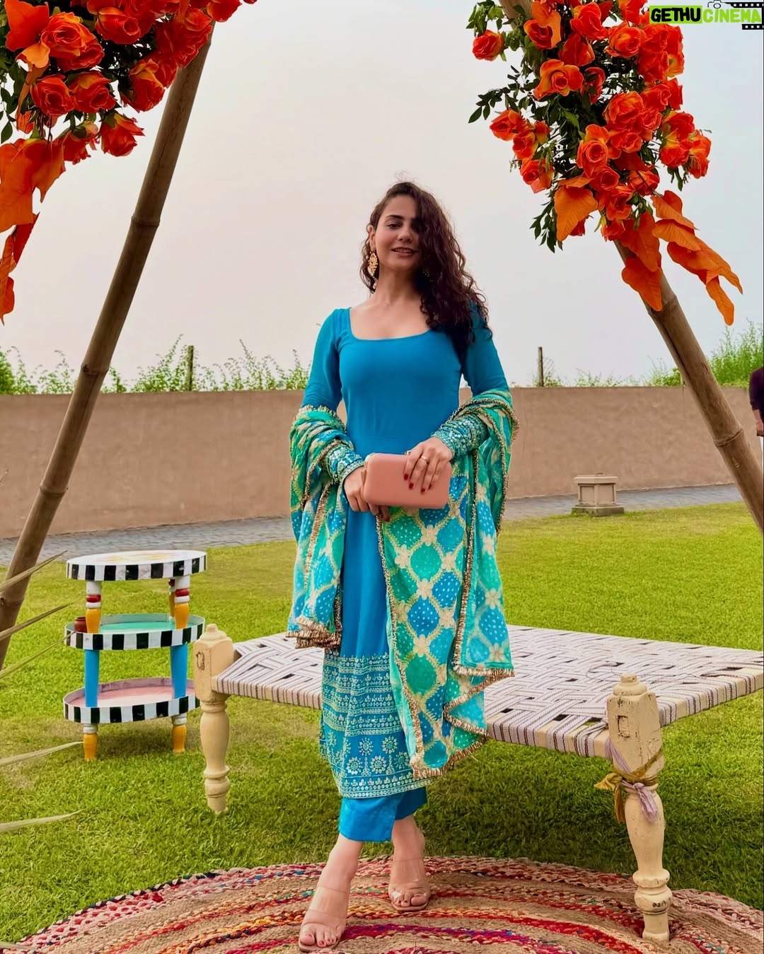 Simmy Goraya - 9K Likes - The last photo is when I realised how that dupatta was supposed to be worn!
.
About yesterday when  #ShiRanToDan ✨❤️.
.
Congratulations to the lovely couple @danlokhandwala @shireenabd .

.
Wearing @kadhaeeghar .
Heels : @zara.
Earrings : @jewellerybytahrimmirza 
.

.