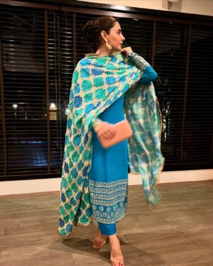Simmy Goraya Instagram - The last photo is when I realised how that dupatta was supposed to be worn!
.
About yesterday when #ShiRanToDan ✨❤️.
.
Congratulations to the lovely couple @danlokhandwala @shireenabd .
.
Wearing @kadhaeeghar .
Heels : @zara.
Earrings : @jewellerybytahrimmirza
.
.
