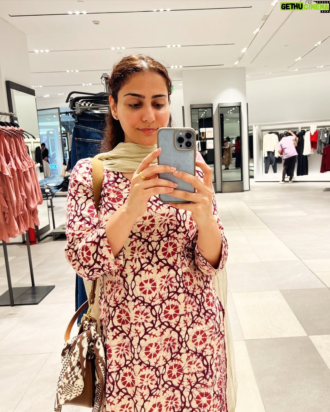 Simmy Goraya - 7.9K Likes - It was a good day to buy a @dyson_india .
ABSOLUTE HONEST Review soonnn!! .✨.
.
Outfit:  As always mom’s and as always we got it stitched✨
.