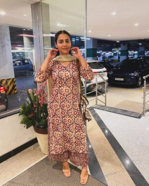 Simmy Goraya Instagram - It was a good day to buy a @dyson_india .
ABSOLUTE HONEST Review soonnn!! .✨.
.
Outfit: As always mom’s and as always we got it stitched✨
.