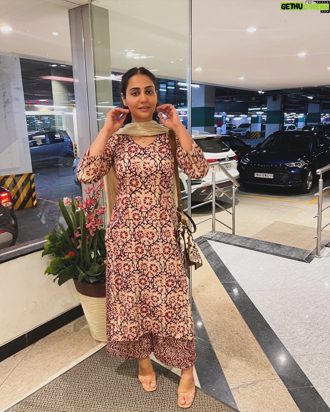 Simmy Goraya - 7.9K Likes - It was a good day to buy a @dyson_india .
ABSOLUTE HONEST Review soonnn!! .✨.
.
Outfit:  As always mom’s and as always we got it stitched✨
.