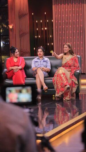 Simran Instagram - Time flew, but the bond stayed the same 🤗✨That’s what this episode was all about! Feeling grateful for this reunion. 

@iamjaggubhai_ @meenasagar16 @maheswari_actress @zeetelugu 

MUA - @preethi_naturalsmakeupartistry 
Hairstylist- @artist_hansikajabegu 

#90sVibes #ReunionFeels #ForeverFriends #JagapathiBabu #JayammuNischayammuRaa #BackToThe90s