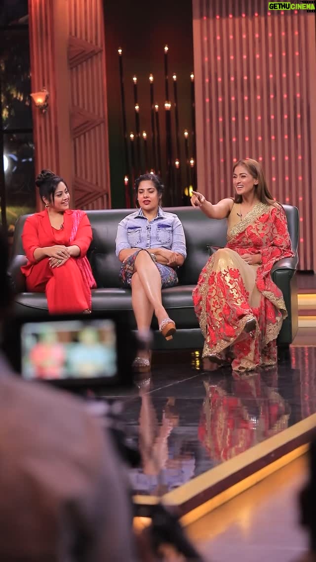 Simran - 28.7K Likes - Time flew, but the bond stayed the same 🤗✨That’s what this episode was all about! Feeling grateful for this reunion. 

@iamjaggubhai_ @meenasagar16 @maheswari_actress @zeetelugu 

MUA - @preethi_naturalsmakeupartistry 
Hairstylist- @artist_hansikajabegu 

#90sVibes #ReunionFeels #ForeverFriends #JagapathiBabu #JayammuNischayammuRaa #BackToThe90s