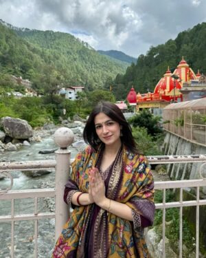 Simran Bawa Instagram - सब सुख लहै तुम्हारी सरना । 
तुम रक्षक काहू को डर ना ।।

_
#kaichidham #babaneemkaroli #jaishreeram #hanumanji #templesofindia #beautifulindia