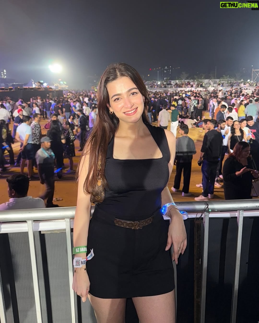 Simran Bawa - 7.8K Likes - It was all a dream ✨

_
#karanaujla #favorite #geetandimachine #apdhillon #collab #concert #vibe #fypp