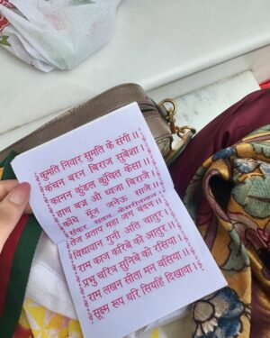 Simran Bawa Instagram - सब सुख लहै तुम्हारी सरना । 
तुम रक्षक काहू को डर ना ।।

_
#kaichidham #babaneemkaroli #jaishreeram #hanumanji #templesofindia #beautifulindia