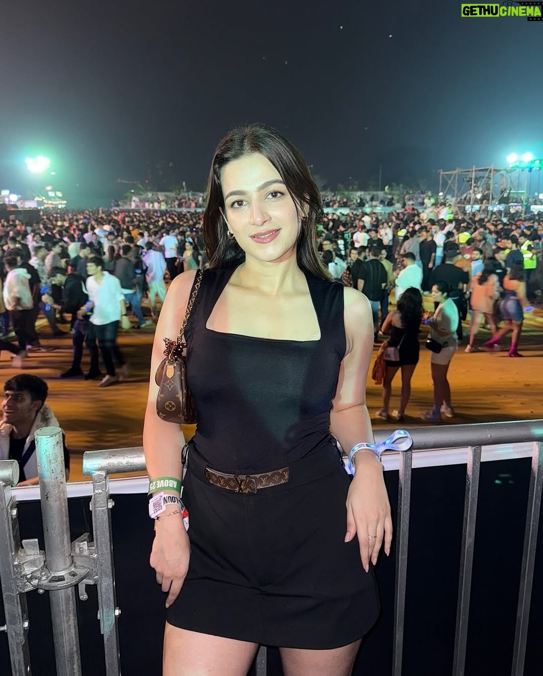 Simran Bawa - 7.8K Likes - It was all a dream ✨

_
#karanaujla #favorite #geetandimachine #apdhillon #collab #concert #vibe #fypp