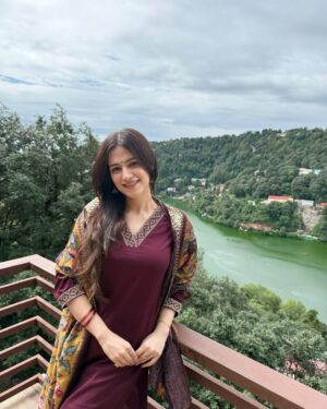 Simran Bawa Instagram - सब सुख लहै तुम्हारी सरना । 
तुम रक्षक काहू को डर ना ।।

_
#kaichidham #babaneemkaroli #jaishreeram #hanumanji #templesofindia #beautifulindia