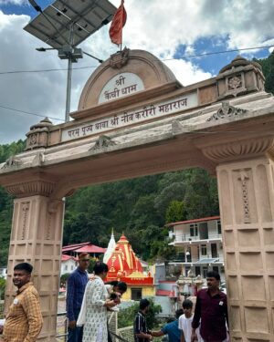 Simran Bawa Instagram - सब सुख लहै तुम्हारी सरना । 
तुम रक्षक काहू को डर ना ।।

_
#kaichidham #babaneemkaroli #jaishreeram #hanumanji #templesofindia #beautifulindia