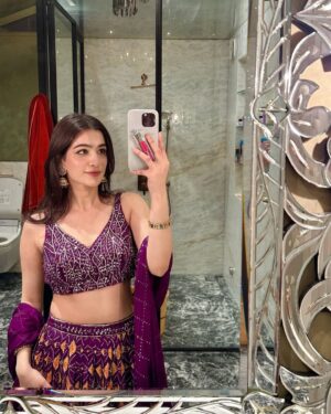 Simran Bawa Instagram - देसीgirl 💜