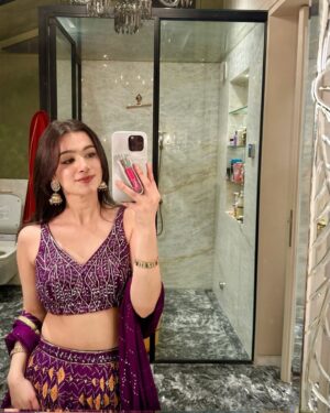 Simran Bawa Instagram - देसीgirl 💜