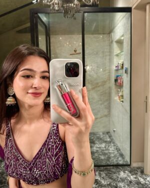 Simran Bawa Instagram - देसीgirl 💜